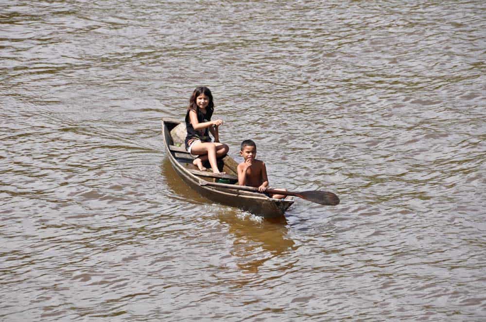 Bambini nel fiume amazzonia