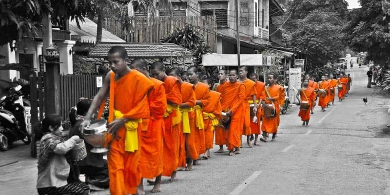 Monaci chiedenfo offerte a Luang Prabang Laos