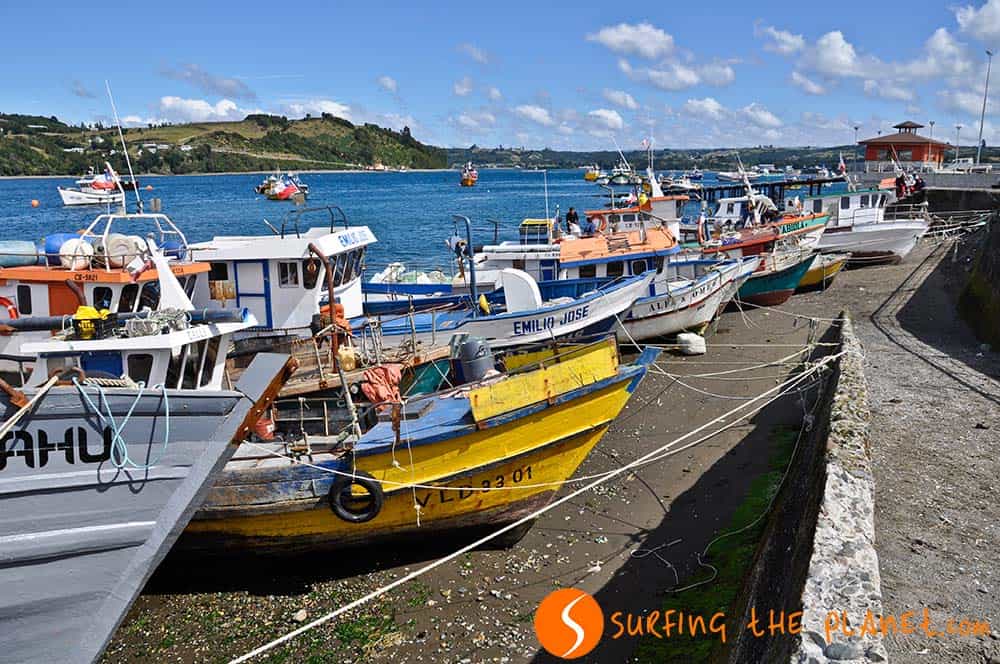 Barcos esperando en la isla de Chiloé