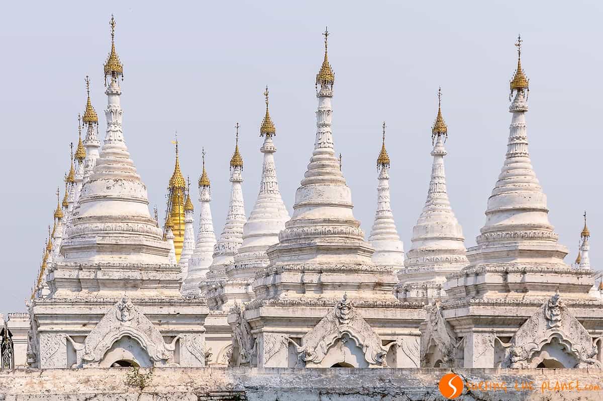 Estupas del templo, Mandalay, Myanmar