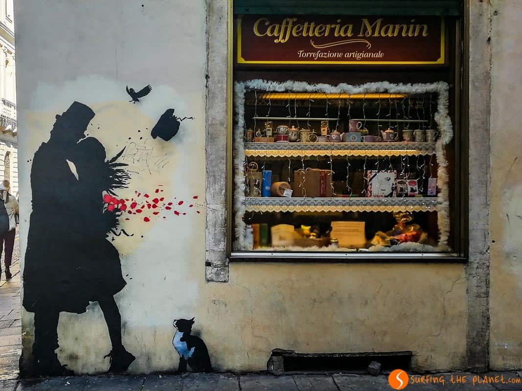 Il bacio, Kenny Random,street art Padova, Italia