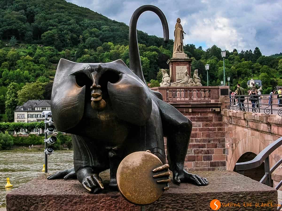 Monkey statue in the Old Bridge, Heidelberg, Germany | What to do in Heidelberg