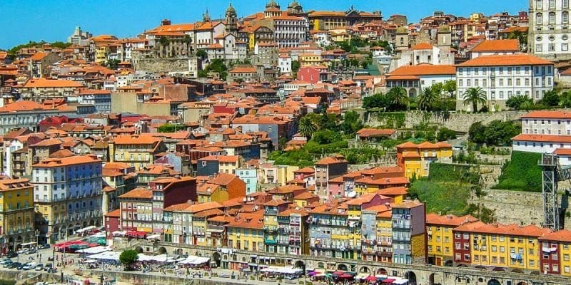 Casas de color y terrazas, La Ribeira, Oporto, Portugal