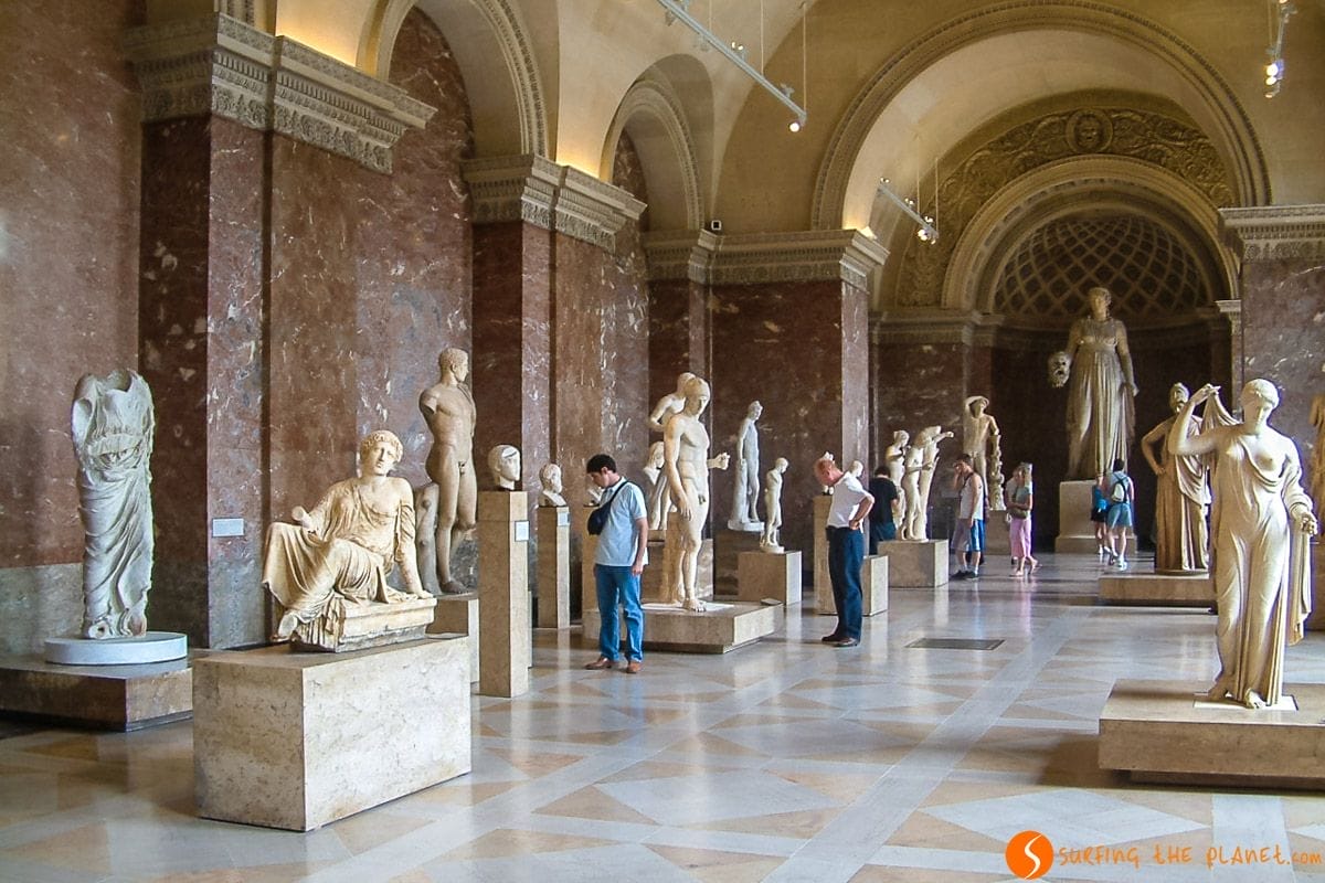Interior del Louvre, París, Francia