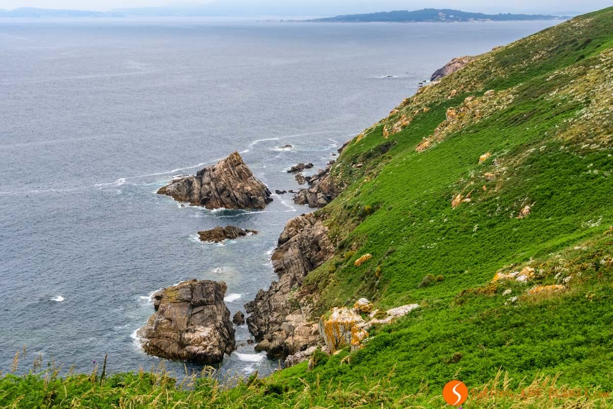 Acantilados con islotes, Isla de Ons, Rías Baixas, Galicia | Viaje a la Isla de Ons